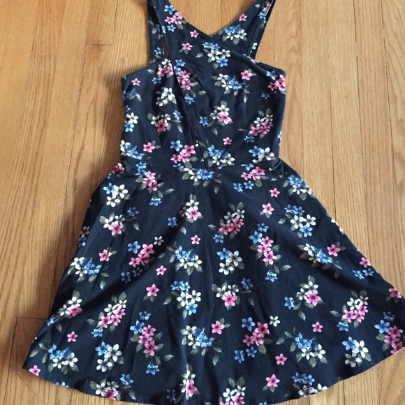 Hollister Other - Cute floral print Hollister dress. 🌸🌺
