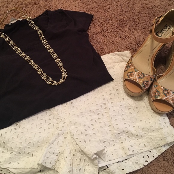 White lace print shorts