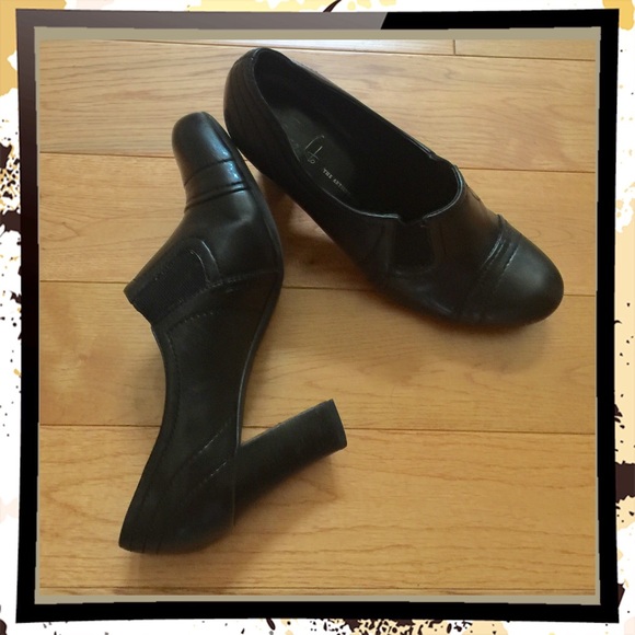 Franco Sarto Classic Ankle Booties - Picture 2 of 4
