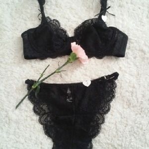 Sexy transparent lace embroidery bra set.