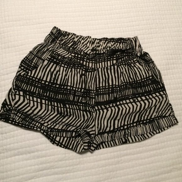 H&M black and white tribal print shorts. Size 4.