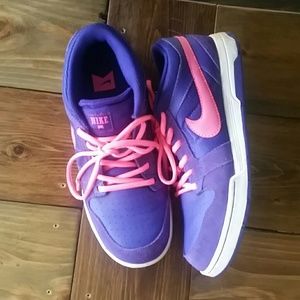 New Nike Sneaks (Sz 7, fits like 7 1/2)