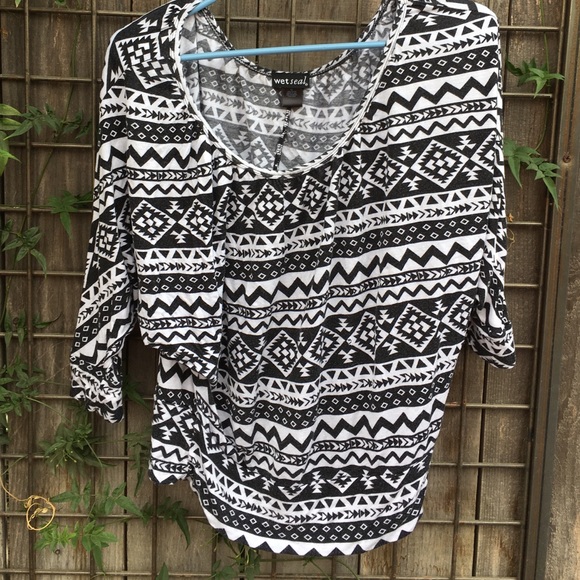 PRICE DROP ❤️ Wet Seal Aztec print 3/4 sleeve top - Picture 2 of 3