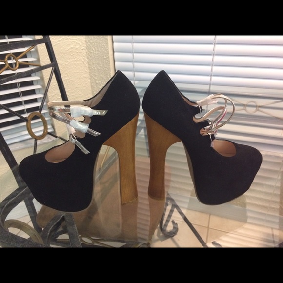 dv8 Dolce Vita black suede heels. - Picture 5 of 8