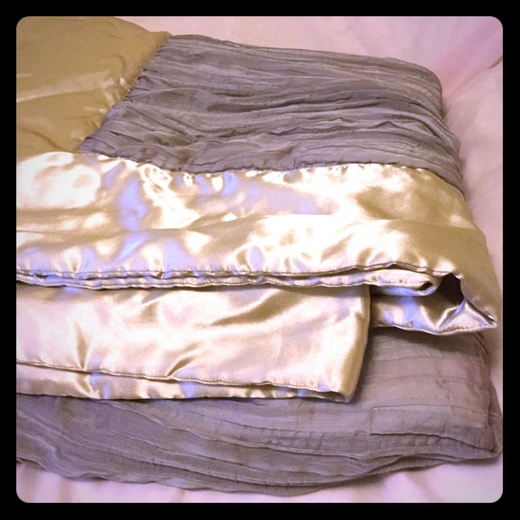 F/Q Sateen and crinkle taffeta light comforter