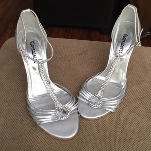 Giovannetti Silver T-strap heels