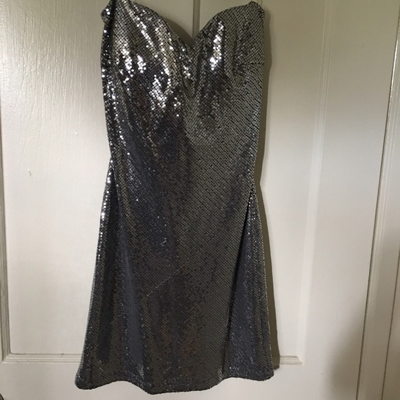 🎉🎊 strapless Mini silver drees.🎉