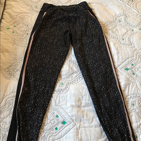 Pending sale! Lululemon Keep on Track Pants Size 4 - Picture 4 of 4