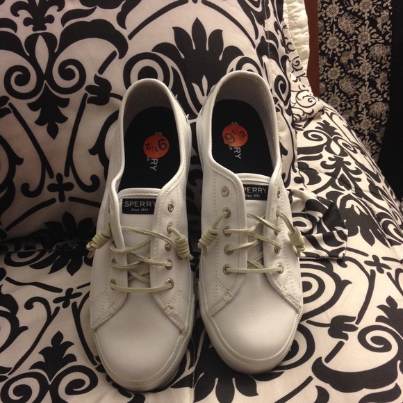 sperry women's seacoast leather sneakers
