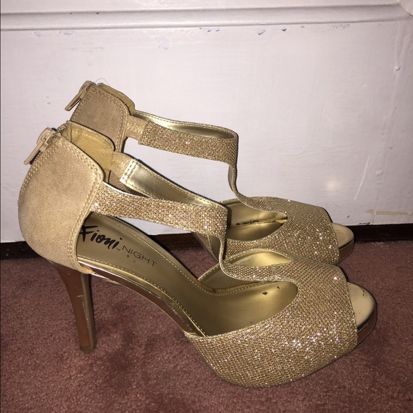gold heels - Picture 2 of 3