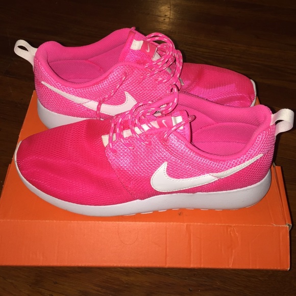 Woman's Nike roshes