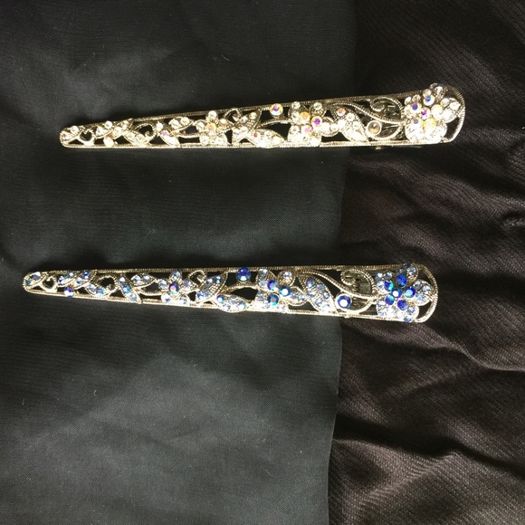 Beautiful metal hair clasps w/bright rhinestones.