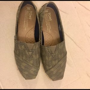 Toms size 6