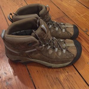 Barely worn Keen hiking boots!