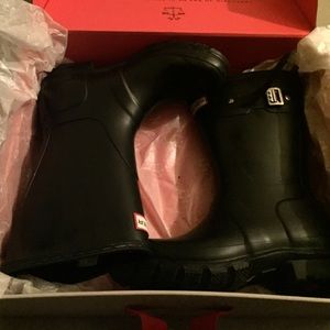 Women's Short Hunter Boots. Size 6 , Color Black .