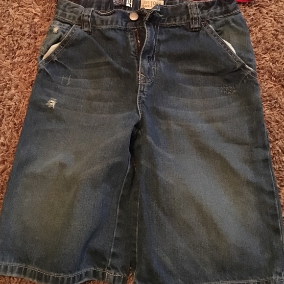 Boys Nike shirt and jean shorts - Picture 2 of 4