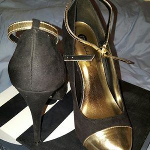 Black and gold pumps