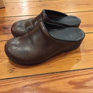 Super comfortable brown Danksos!