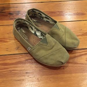 Super cute olive green TOMS