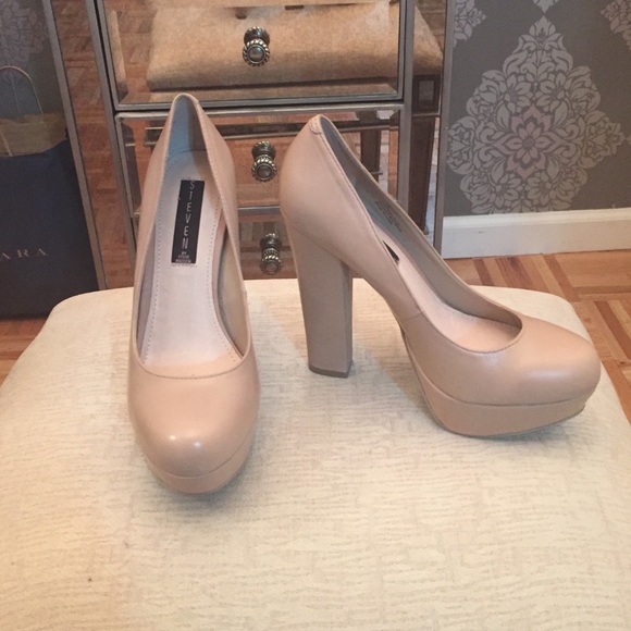 Nude pumps