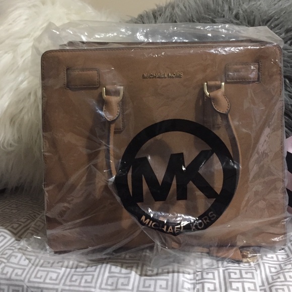 Wow! I Brand new Michaels Kors bag taken out of the box !