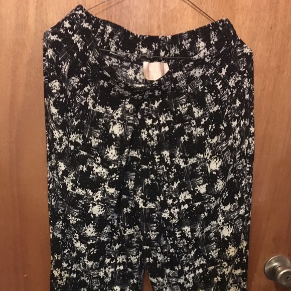 Stylish Black & White Patterned Harem Style Pants - image 3