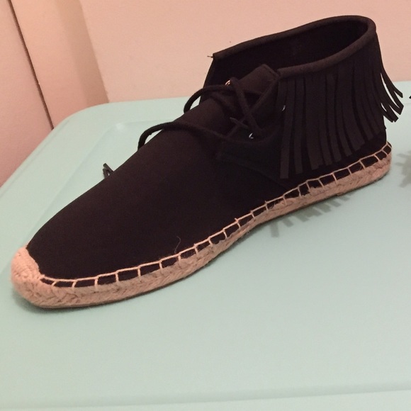 Black Betani espadrilles with fringe.