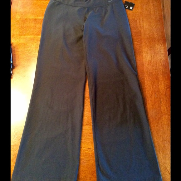 💕New Listing💕 nwt Nike women's legendary  pant.