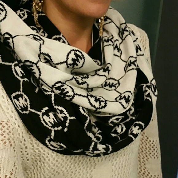 🎄🎁Michael Kors Infinity Scarf - Picture 2 of 4