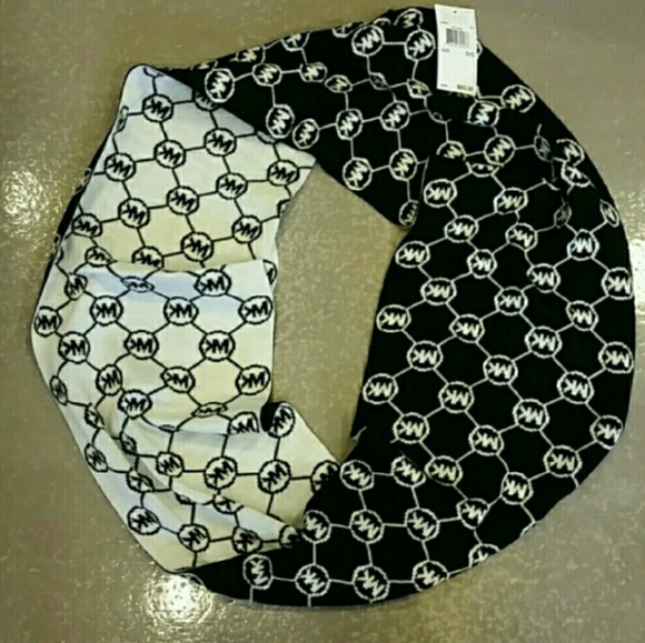 🎄🎁Michael Kors Infinity Scarf - Picture 3 of 4