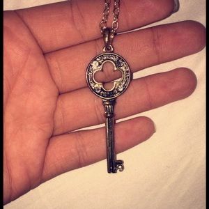 A key necklace. ❤️