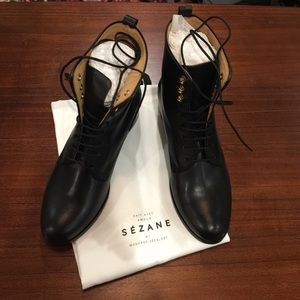 Sézane Eugene black boots.