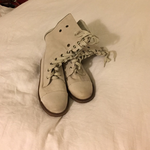 Cute off-white combat boots. Perfect for fall!