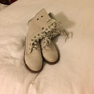 Cute off-white combat boots. Perfect for fall!