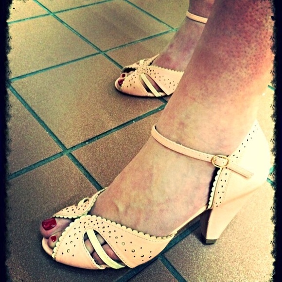 Betty Page Minny Dress Heel in Pink