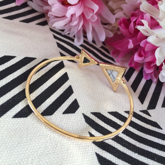 "Aria" Bracelet || White & Black Marble Triangle - Picture 2 of 6
