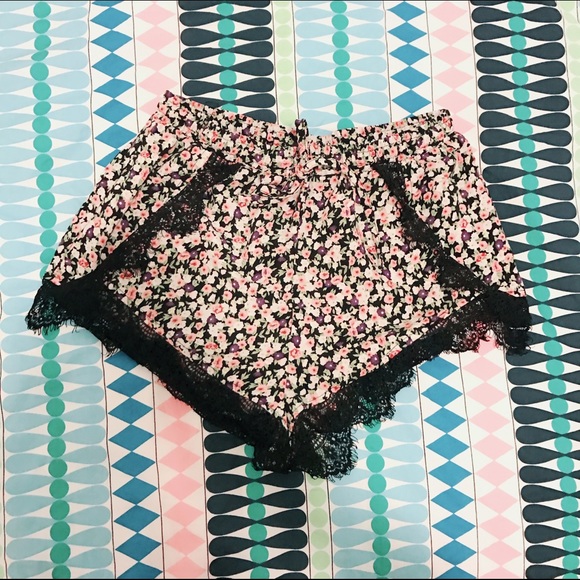 🌷🌼Floral shorts🌷🌼