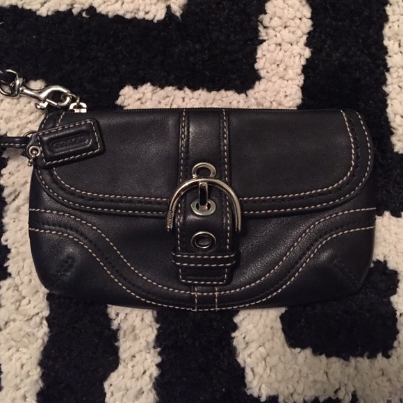 ⭐️⭐️Coach wristlet⭐️⭐️