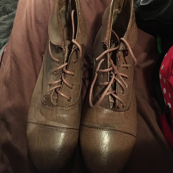 Woman ankle cut lace up booties