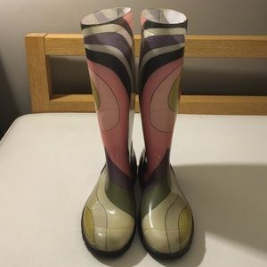 Pre-owned rain boots.