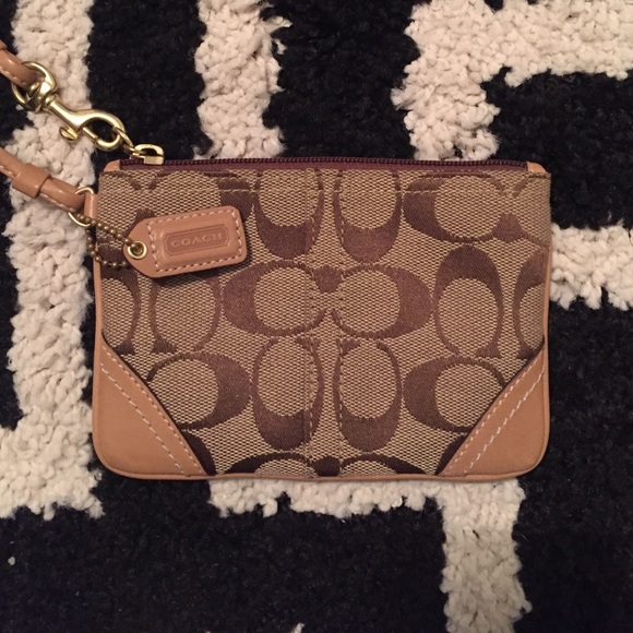 ⭐️⭐️Coach wristlet⭐️⭐️