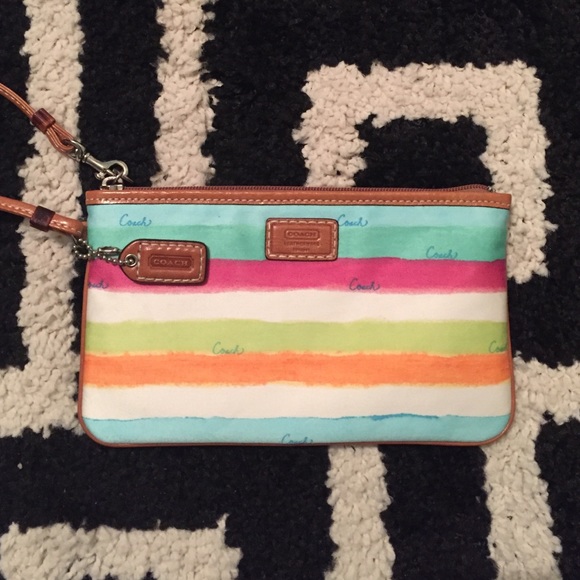 ⭐️⭐️Coach wristlet⭐️⭐️