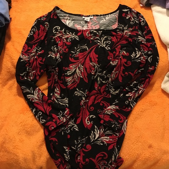 Size M/L Red Black and White 3/4 length shirt