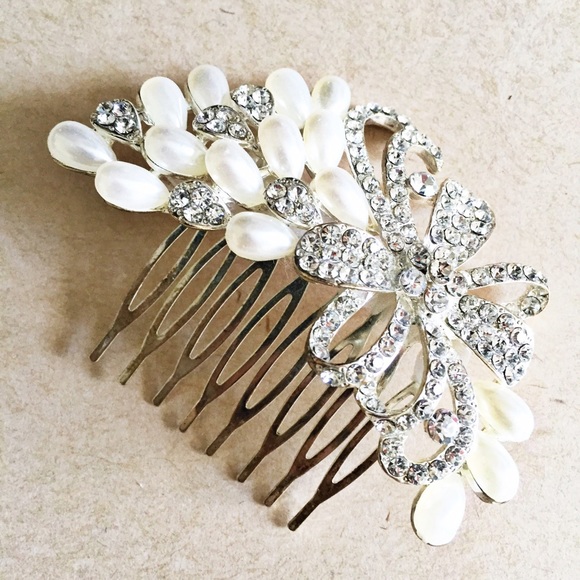 💍NEW LISTING: Wedding Rhinestone Pearl Hair Comb