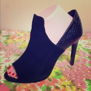 Vince Camuto Black Suede Peep toe Heel size 7