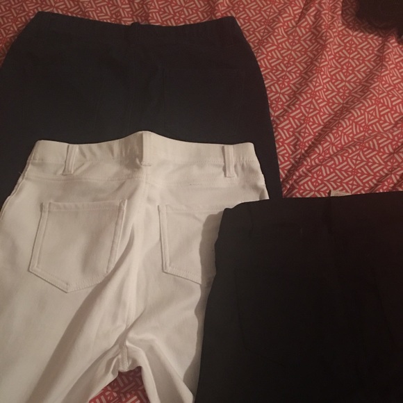 3 pairs of jegging capris!! Size Medium💙