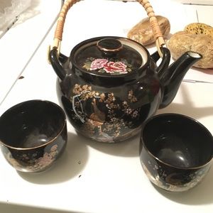 Vintage tea pot with 4 cups