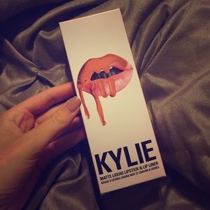 Kylie lip kit (dirty peach)