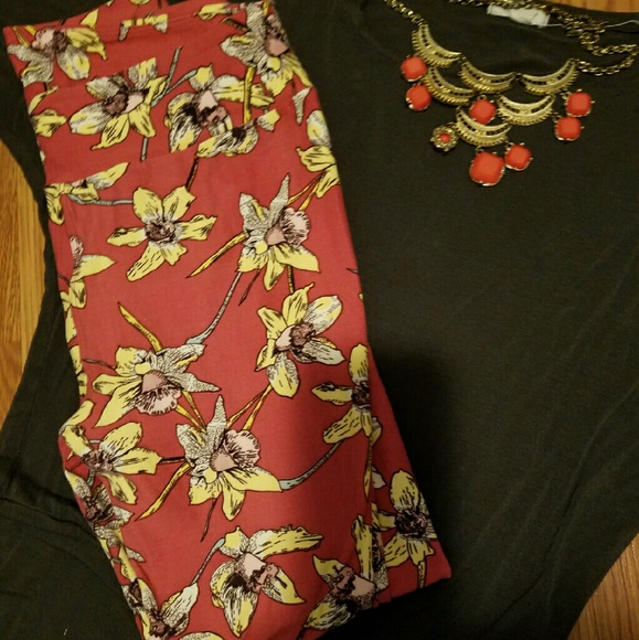 Lularoe leggings in OS Coral Lily