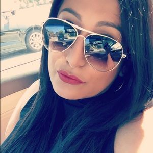 Meet your Posher, Gloria